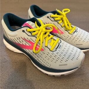 LIKE NEW womens Brooks Ghost 13